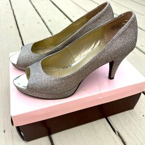 Gold sparkle pump size 8 by Bandalino